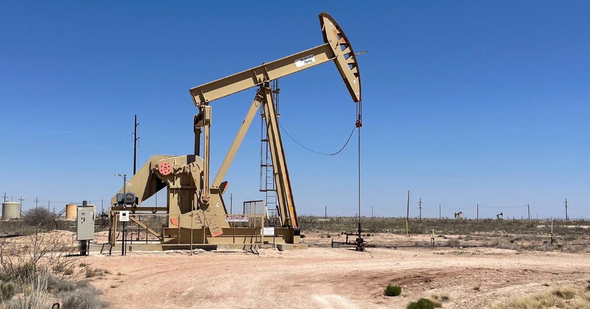 Oil falls amid Trump deal on Venezuelan oil, stocks ease