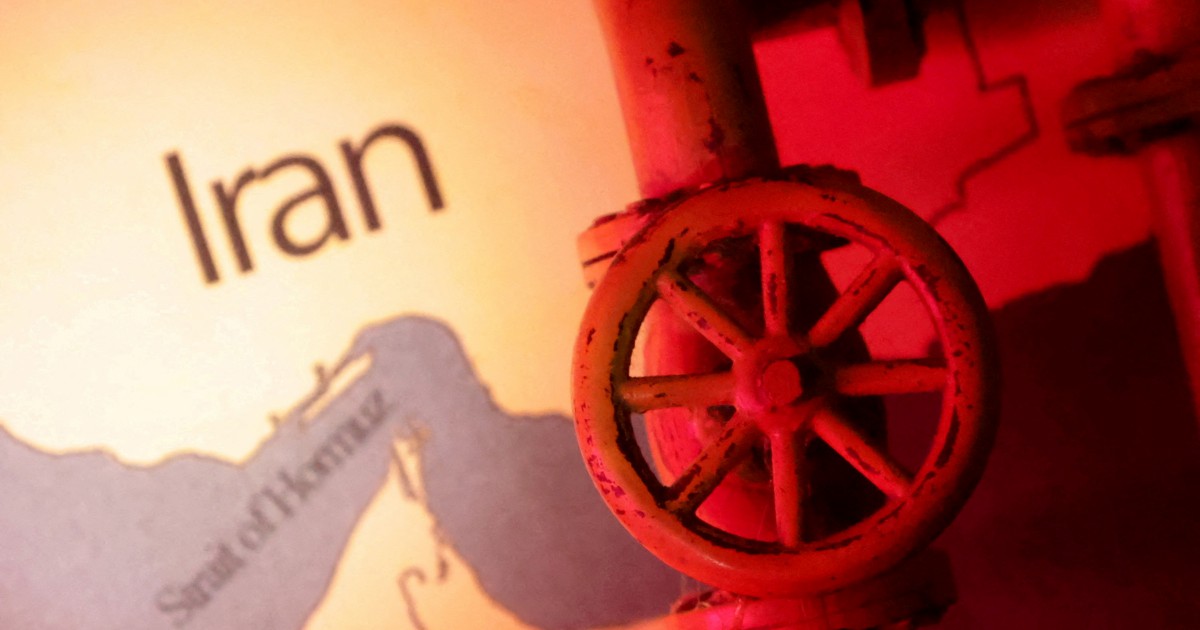 Oil traders wrestle with geopolitical trifecta, elusive glut