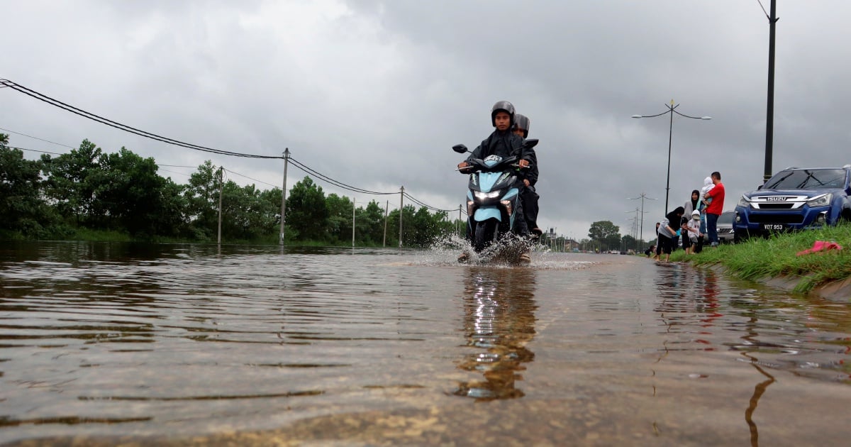 Pahang plans to raise flood-prone section of Jalan Kuantan–Pekan