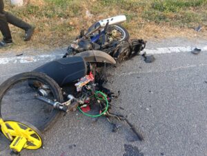 Pembantu keselamatan maut bertembung dengan kereta