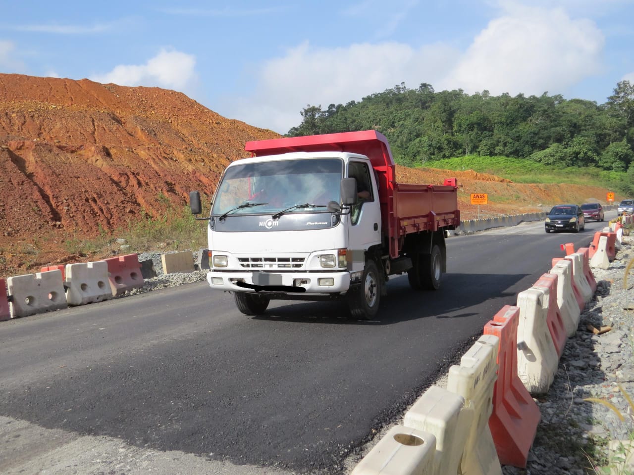 Pengguna dakwa lori punca jalan LTU rosak