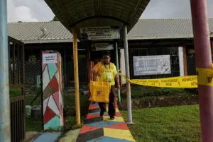 Peti undi SK Inarad terawal tiba di pusat penjumlahan Kinabatangan