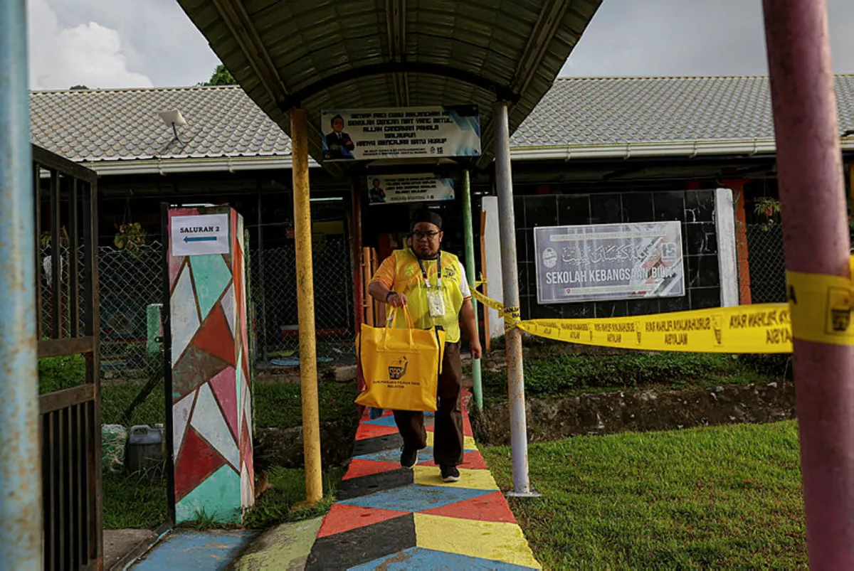 Peti undi SK Inarad terawal tiba di pusat penjumlahan Kinabatangan