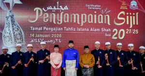 Raja Muda of Selangor presents graduation certificates to tahfiz graduates