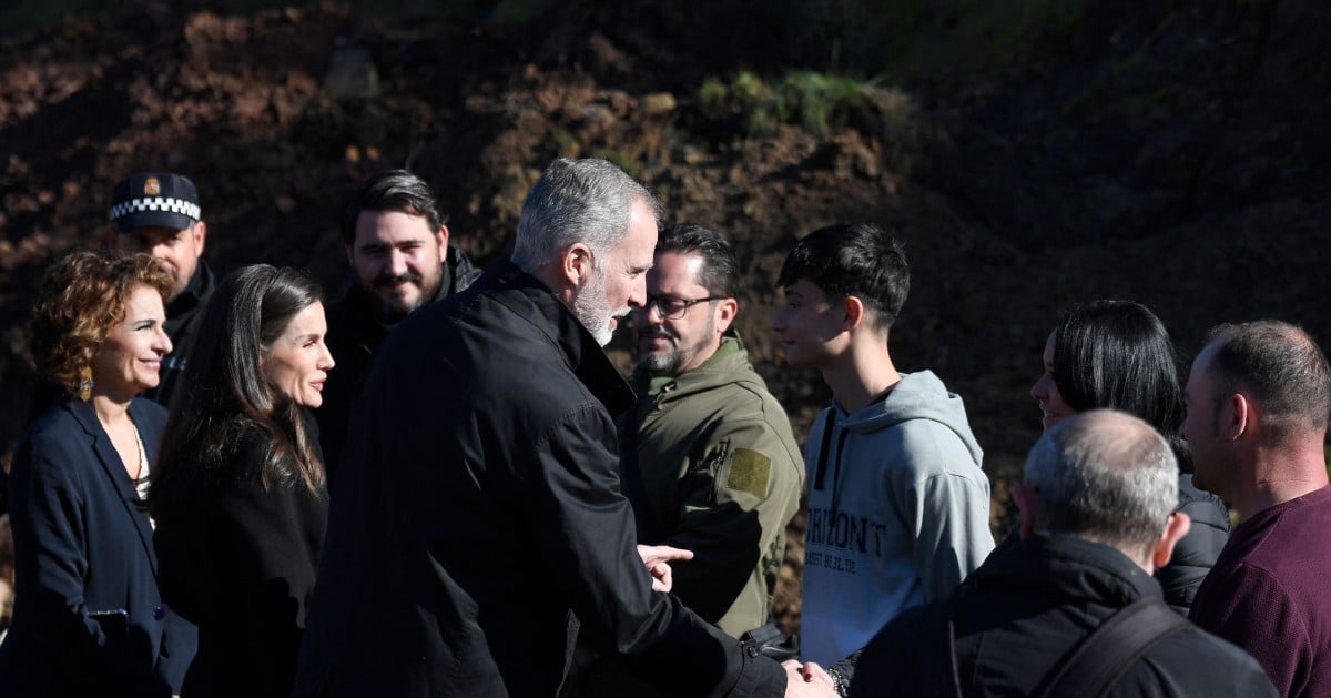 Royals visit deadly train crash site as Spain mourns