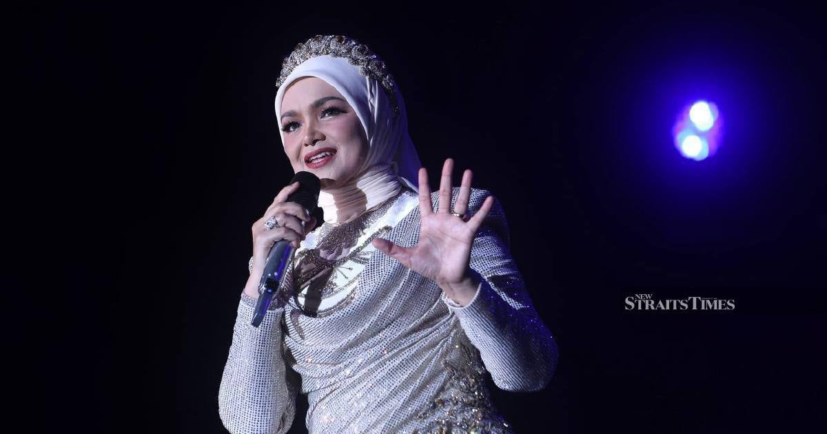 #SHOWBIZ: Siti dazzles nearly 70,000 fans at Bukit Jalil milestone concert