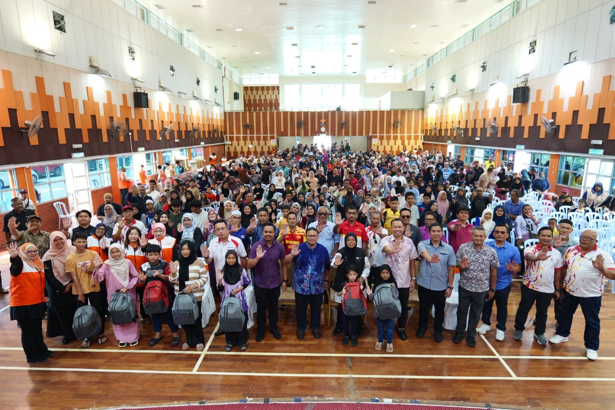 School supplies given to 500 children in Sepang constituency