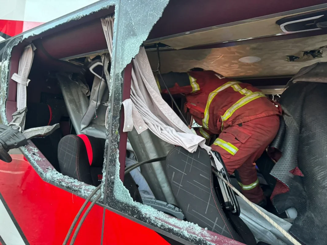 Seorang maut, 15 cedera dalam kemalangan bas dan lori di PLUS Rawang