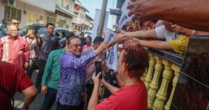 Stop bickering over language issues, says Anwar