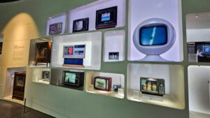 Televisyen Kini Berusia 100 Tahun – Adakah Masih Relevan?