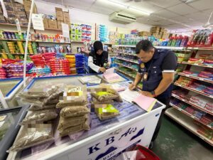 Tiga syarikat pembekal teh didakwa guna pewarna tiruan didenda