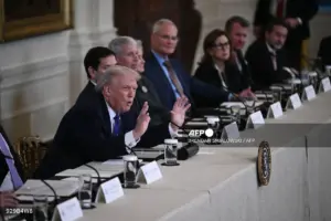 Trump meets oil executives over $100 billion Venezuela pledge