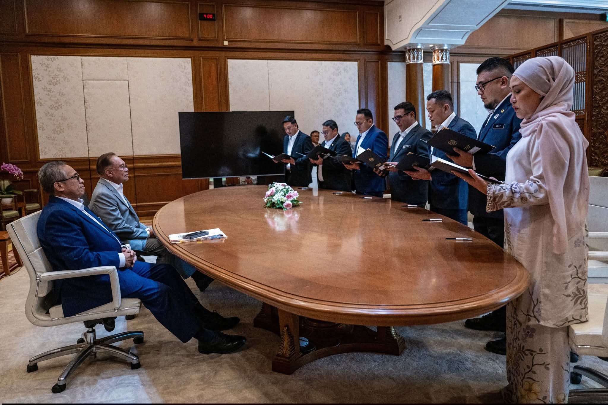 Tujuh setiausaha politik baharu angkat sumpah