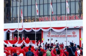Umno flag hoisted to officiate general assembly