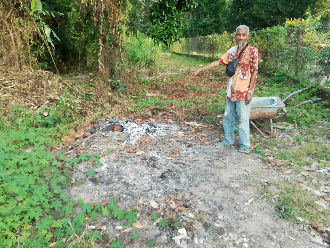 Warga emas diseret 10 meter, rugi puluhan ribu diragut ketika bakar sampah