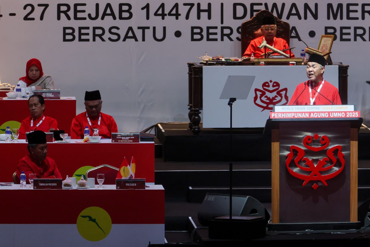 Zahid conveys Najib's greetings to Umno delegates, says support for ex-PM has never wavered