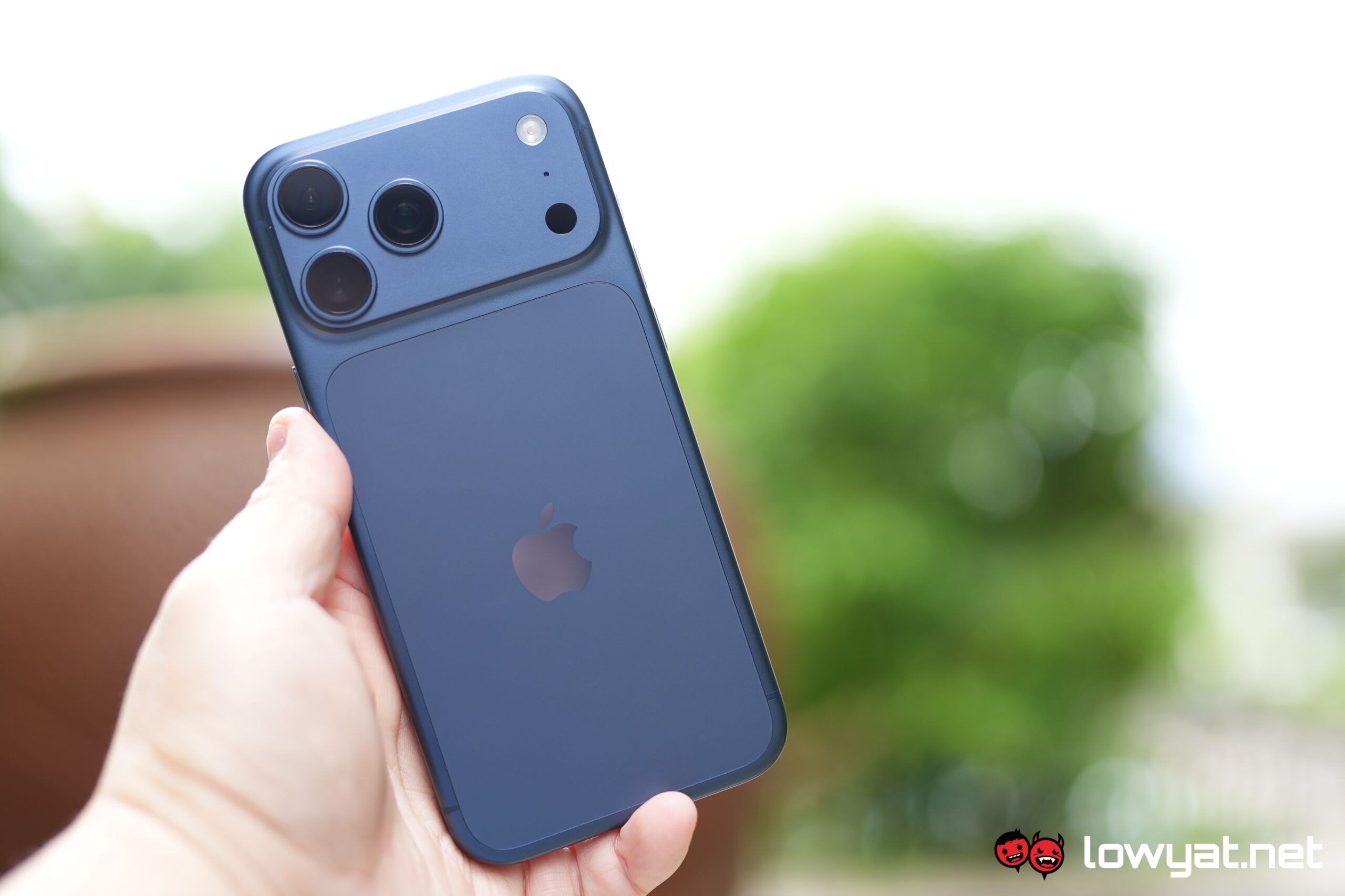 iPhone 17 Pro Max Review: Plus-Sized Fashion Accessory