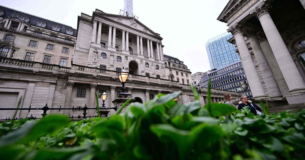 Bank of England votes narrowly to hold rates but signals reduction ahead