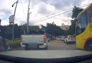 Hilux driver inconveniences motorists to allegedly buy pisang goreng in Bangsar South