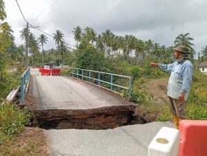 Jambatan putus, penduduk terpaksa guna jalan jauh
