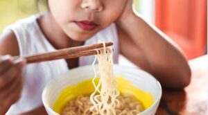 Jangan ‘umpan’ anak-anak makan dengan mi segera
