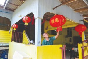 Keluarga Cina sedia nasi dagang tetamu beraya