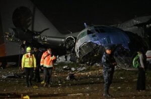 20 maut, pesawat bawa wang kertas terhempas