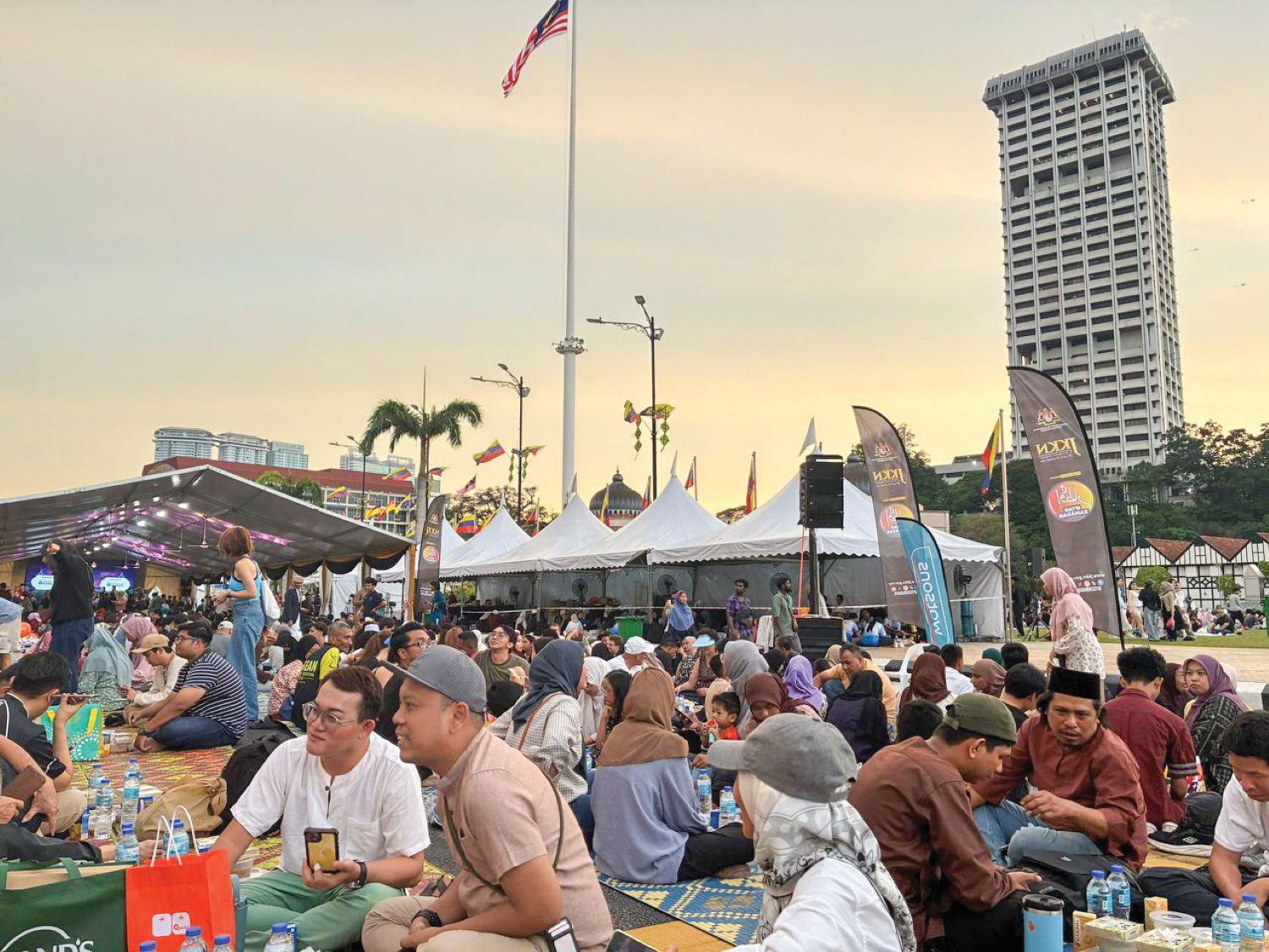 Berbuka di kawasan terbuka lebih meriah