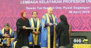 320 law graduates receive CLP at 28th convocation
