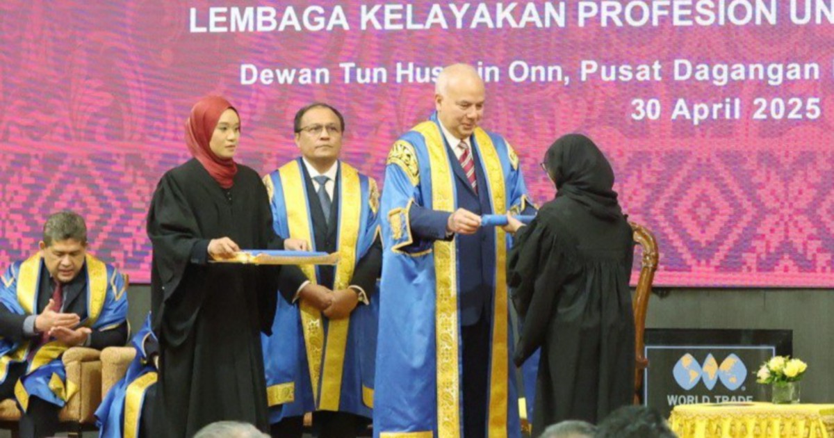 320 law graduates receive CLP at 28th convocation