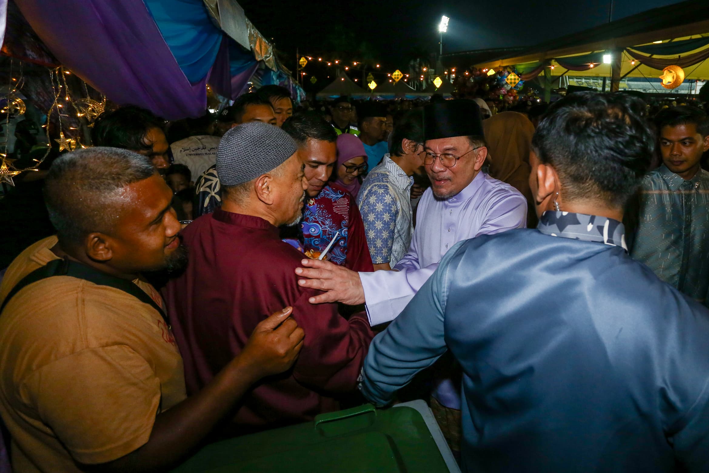 Ambil berat kemajuan digital, bukannya bercakap isu perkauman