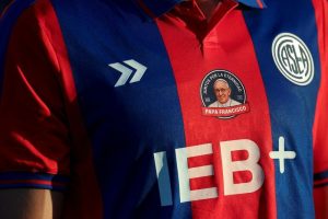 Argentina soccer team pays tribute to their holiest fan, Pope Francis