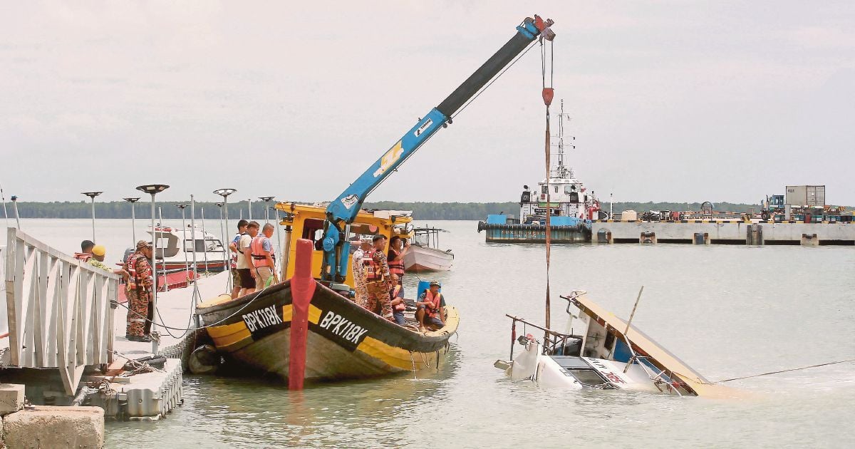 Authorities still looking for missing couple in boat capsize off Port Klang