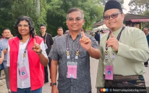 Ayer Kuning candidates come out early to vote