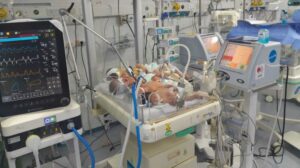 Bayi terpaksa diletakkan berhimpit-himpit dalam inkubator, hospital Gaza amat daif
