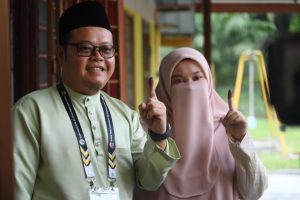 Calon PN mengundi di SK Ayer Kuning