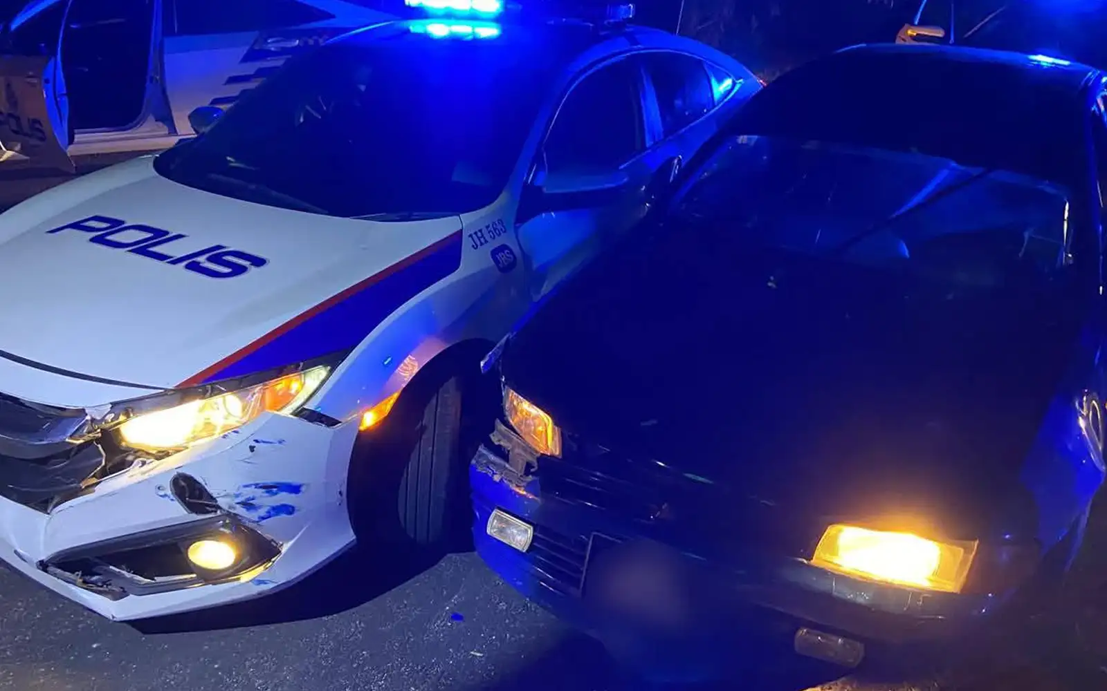 Couple leads cops on 96km car chase involving 14 police MPVs