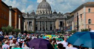Crowds bid farewell to Pope Francis in first day of lying in state