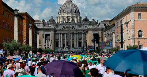 Crowds bid farewell to Pope Francis in first day of lying in state