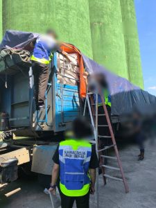 Dua lelaki ditahan bawa 56 tan beras seludup