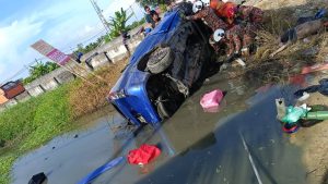 Dua maut MPV terbabas masuk parit