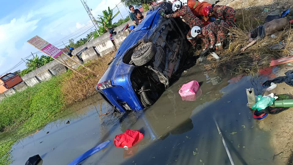 Dua maut MPV terbabas masuk parit