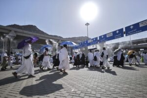 Elderly pilgrims show unwavering spirit in stoning ritual despite physical challenges