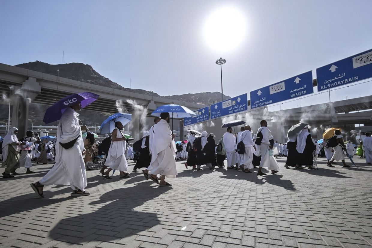 Elderly pilgrims show unwavering spirit in stoning ritual despite physical challenges