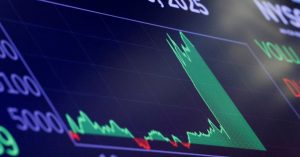 Global stocks mostly rise following mixed economic data