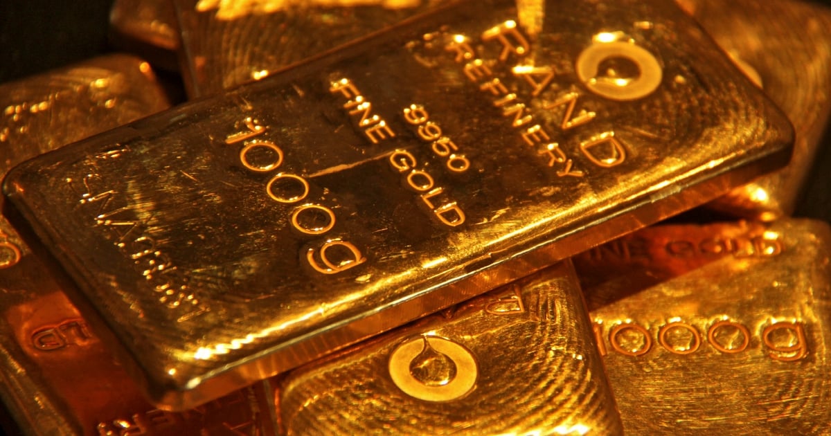 Gold falls as trade tensions soften, US data on tap
