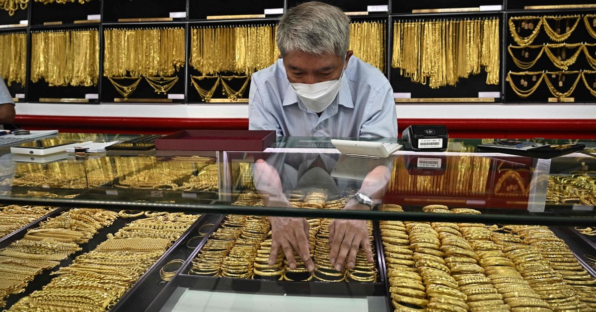 Gold sinks over 1pct as easing US-China tensions curb safe-haven demand