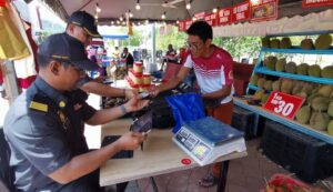 Guna alat timbang tamat tempoh, peniaga durian dikompaun