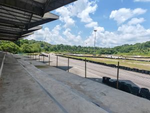 Guru maut kereta terbabas ketika beraksi di Litar Melaka