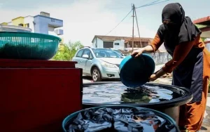 Hawkers stay open during water shutdown by thinking ahead